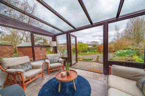 6 The Mews - Cosy Cottage with garden